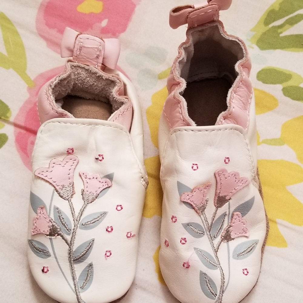 Robeez soft soled baby shoe pink and white.
